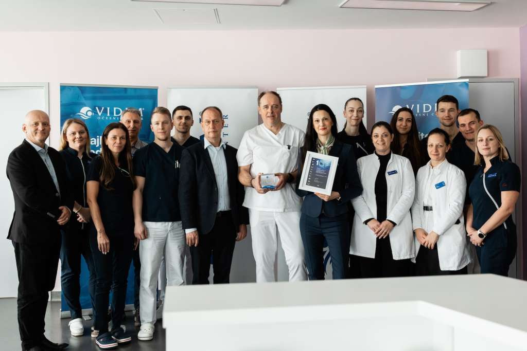 Ekipa VIDIM Očesnega centra ob prejetju prestižne nagrade